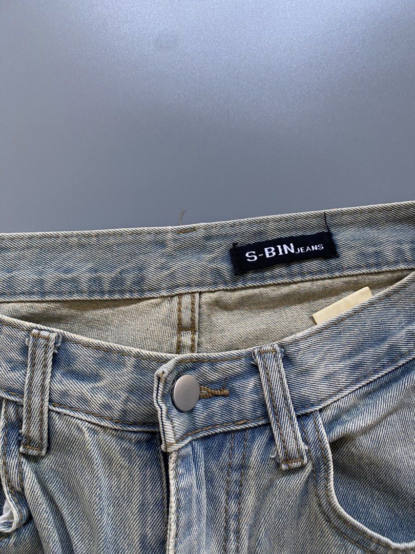 “ sbin “ washed baggy pants (Category: Jeans) located in Calasiao. Submitted by gienthrifts_ph (Listing ID 1466719790, Image 3). Description: dimes — waist | 26 length | 38 thigh | 15.5 hem | 12 mine | 400 condition: 9/10 color rate: 9/10 semi hard x heavy Issue : heel drag / minimal stain — calasiao, Pangasinan (luzon) — check details first — gcash payment/ NO COD 📌Since these are thrifted garments, please keep your expectations reasonable!!.