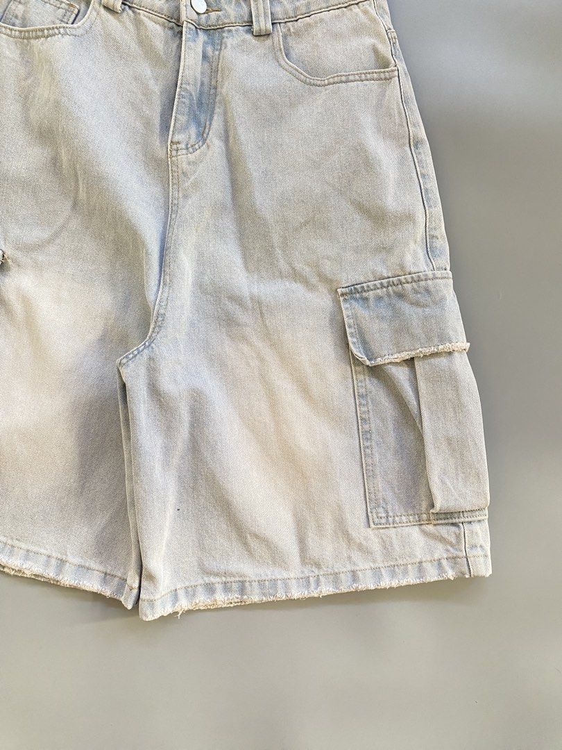 “ random “ acid wash cargo jorts (Category: Shorts) located in Calasiao. Submitted by gienthrifts_ph (Listing ID 1466720175, Image 3). Description: dimes — waist | 28 length | 25 thigh | 14 hem | 14 mine | 400 condition: 10/10 color rate: 10/10 hard x heavy x thick x crispy Issue : — calasiao, Pangasinan (luzon) — check details first — gcash payment/ NO COD 📌Since these are thrifted garments, please keep your expectations reasonable!!.
