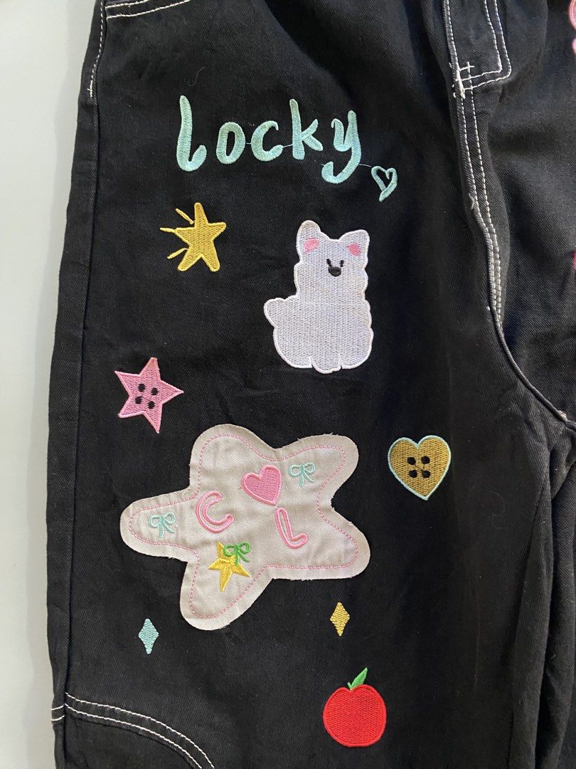 “ random “ y2k patches jorts (Category: Shorts) located in Calasiao. Submitted by gienthrifts_ph (Listing ID 1466720341, Image 3). Description: dimes — waist | 31-38 (garterized back) length | 27 thigh | 15.3 hem | 12 mine | 400 condition: 10/10 color rate: 10/10 hard x heavy Issue : — calasiao, Pangasinan (luzon) — check details first — gcash payment/ NO COD 📌Since these are thrifted garments, please keep your expectations reasonable!!.