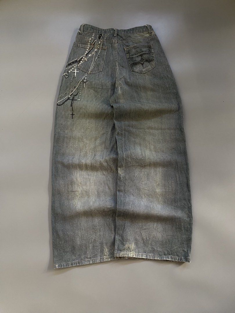 “ kenstudio “ 3d print wash baggy pants (Category: Jeans) located in Calasiao. Submitted by gienthrifts_ph (Listing ID 1466720804, Image 3). Description: dimes — waist | 26 length | 40.5 thigh | 12 hem | 12 mine | 700 condition: 10/10 color rate: 10/10 semi hard x heavy Issue : — calasiao, Pangasinan (luzon) — check details first — gcash payment/ NO COD 📌Since these are thrifted garments, please keep your expectations reasonable!!.