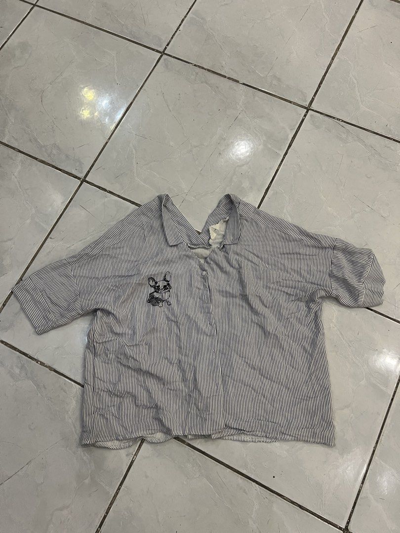 M - Striped blouse (Category: Blouses) located in San Pedro. Submitted by preloved_clothessale (Listing ID 1466699103, Image 1). Description: V neck style front and back.
