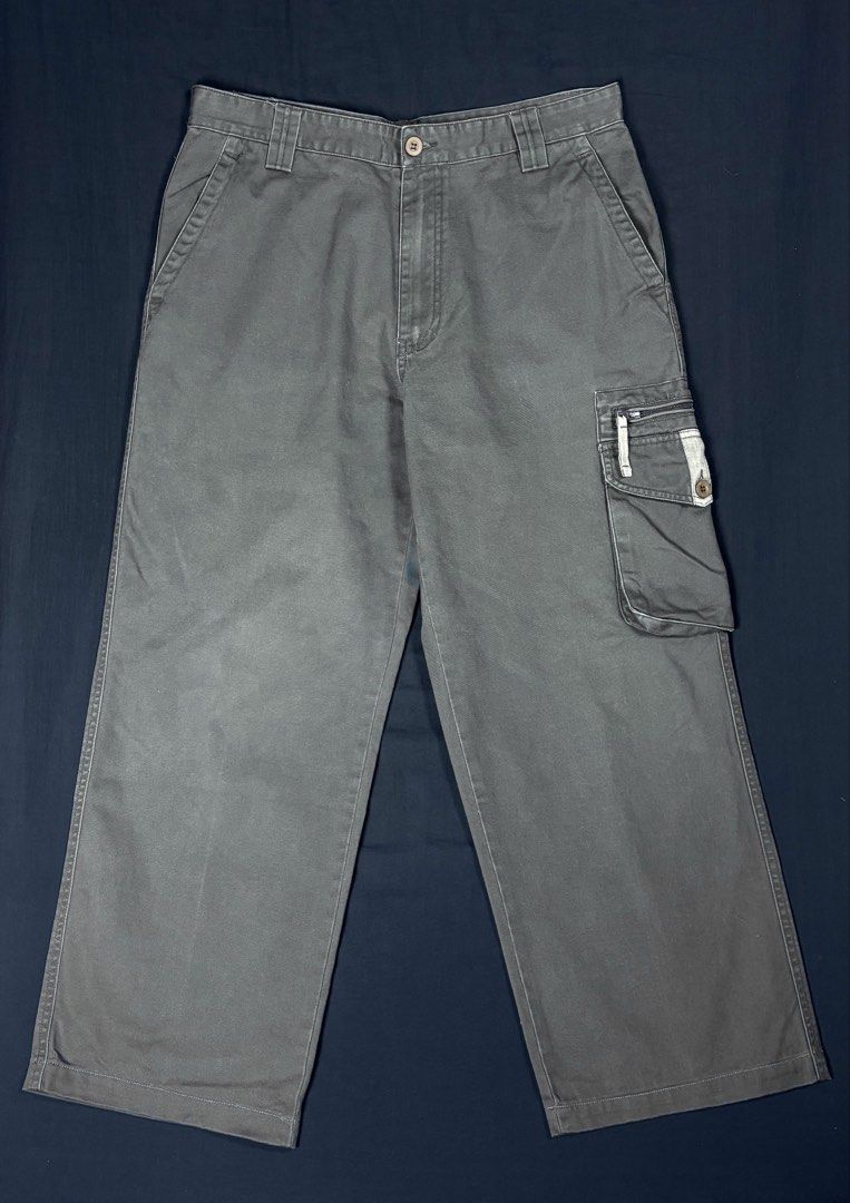Madico Grey Cargo Pants Size 34 (Category: Jeans) located in Bacoor. Submitted by calvinmanzano13 (Listing ID 1466689621, Image 1). Description: - L = 38.5” | W = 34” - Color: Grey - Material: 100% cotton twill fabric - Fit: Straight leg with belt loops - Pockets: Utility pockets on the sides with zipper and button closure - Details: Contrasting fabric strap details on pockets and back Notes: ☑️ Hand washed ☑️ Polished ☑️ Steam ironed.