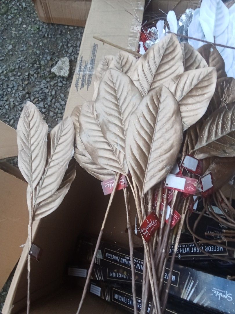 Magnolia leaves (Category: Artificial Plants & Flowers) located in Rizal. Submitted by ellengreen18 (Listing ID 1466650415, Image 3). Description: 16 Pieces available Mall Pullout MOP: Gcash only Sf for buyer's account Deliver thru Lalamove,Grab or JNT.