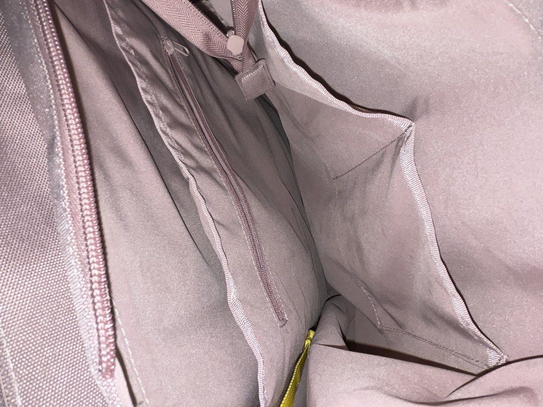 Mah Large Siro Backpack (Category: Backpacks) located in Pasig City. Submitted by xmoshimanjuu (Listing ID 1466566876, Image 3). Description: Only used thrice - issue: sign of usage sa ilalim (washable) - with og plastic bag.