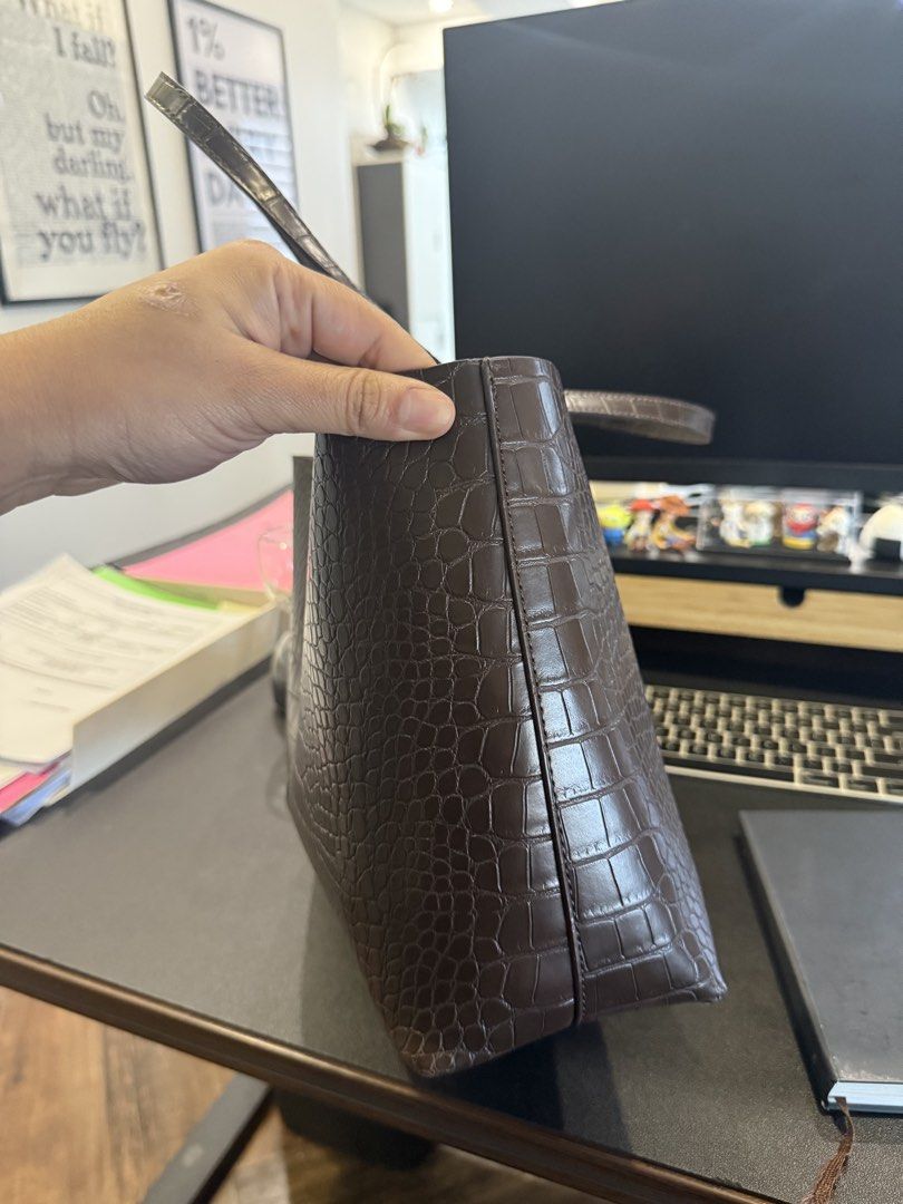 Mango Faux Leather Croc Effect Bag (Category: Tote Bags) located in Taguig. Submitted by preloved_bycarla (Listing ID 1466632587, Image 3). Description: Super nice and classy. Beautiful chocolate brown color. Barely used. Rfs: decluttering.