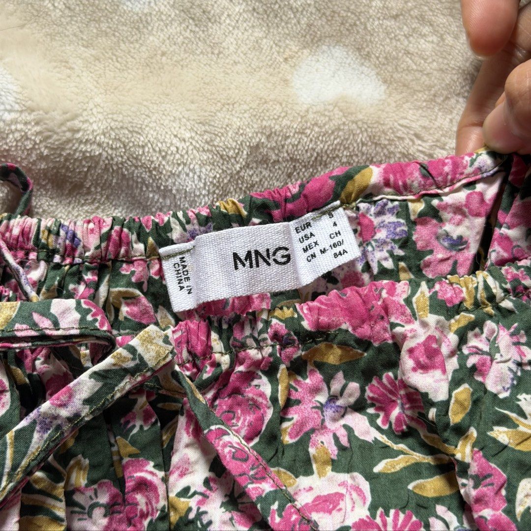 MANGO floral top (Category: Others Tops) located in Manila. Submitted by shefindshope (Listing ID 1466624258, Image 2). Description: .