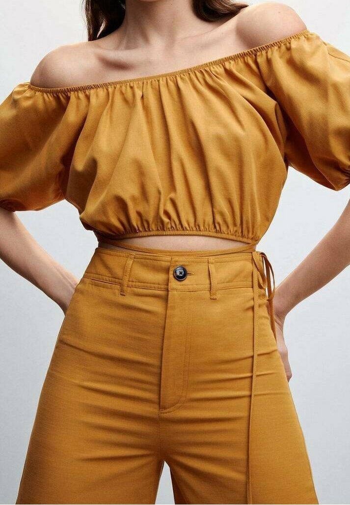 Mango Puff Sleeve Croptop (Category: Blouses) located in Cordova. Submitted by thedecluterrer (Listing ID 1466568887, Image 2). Description: .