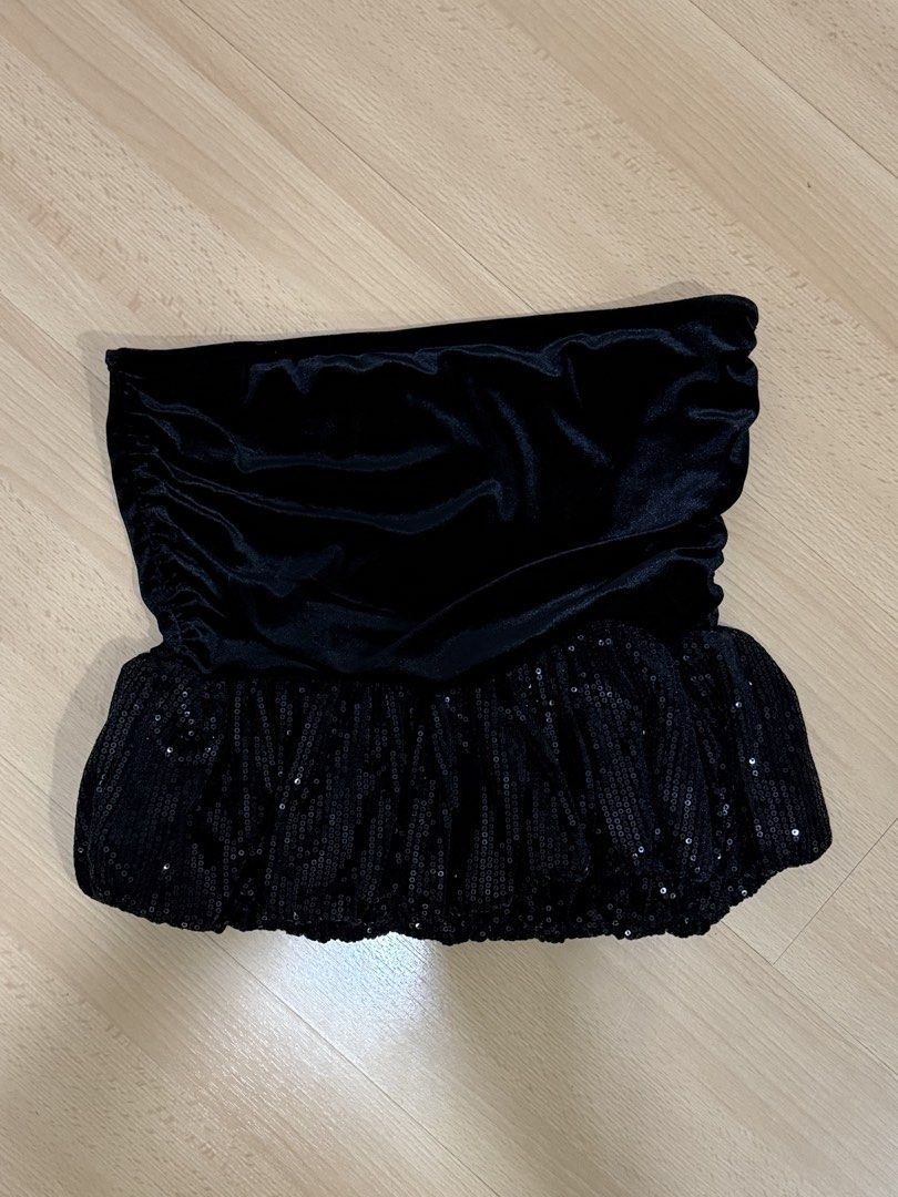 Mango Velvet & Sequin Peplum Strapless Tube Top (Category: Others Tops) located in Muntinlupa City. Submitted by alexisofia (Listing ID 1466724521, Image 2). Description: Stunning black strapless tube top featuring a draped velvet bodice and a voluminous sequin peplum hem. Chic, eye-catching, and perfect for parties, night outs, or holiday events! like new, worn few times / excellent condition size: Medium (EUR/USA M / MEX M) Brand: Mango (MNG).
