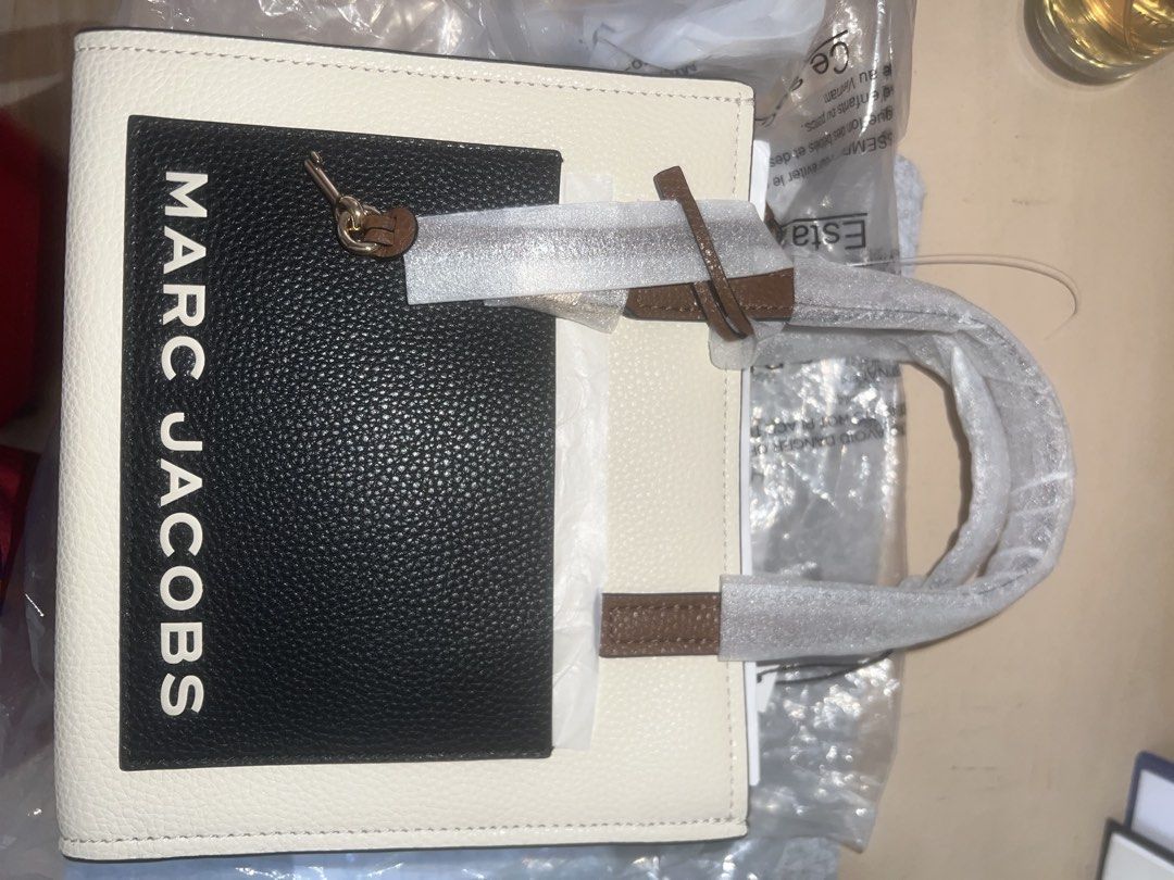 Marc Jacobs Bag (Category: Belt bags, Clutches and Pouches) located in Manila. Submitted by kcirtapoabmir (Listing ID 1466572462, Image 1). Description: .