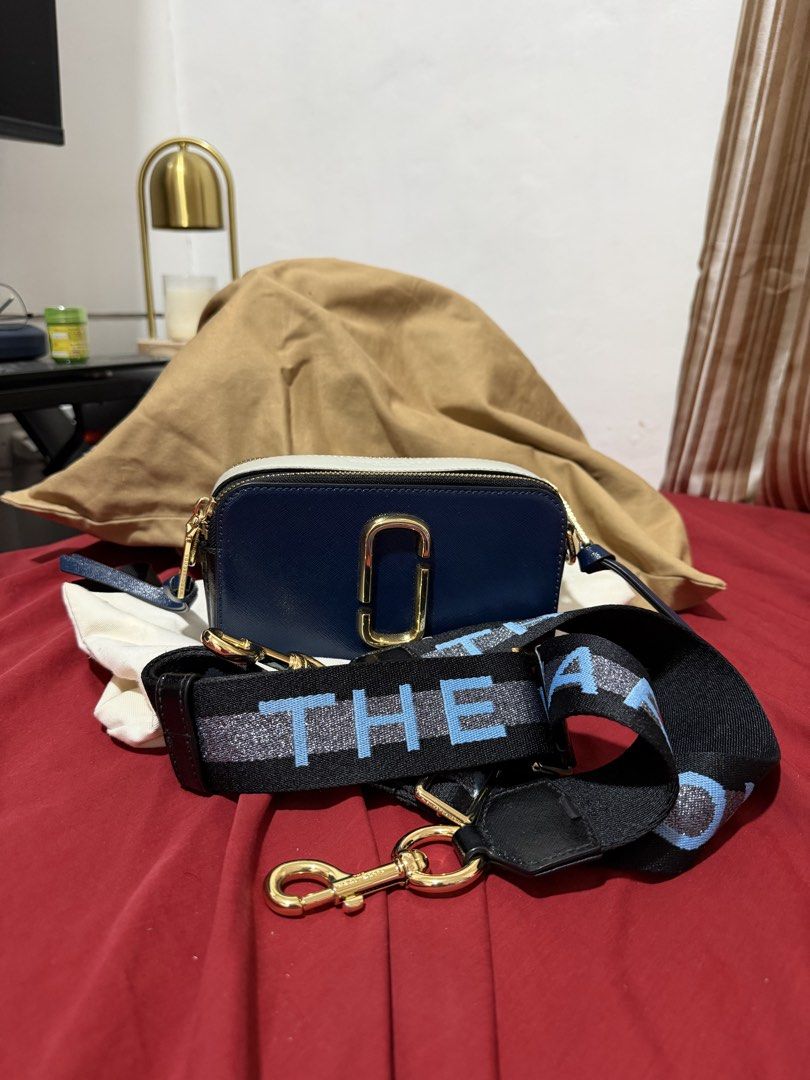 Marc Jacobs Snapshot shoulder bag (Category: Cross-body Bags) located in Manila. Submitted by itslettucepo (Listing ID 1466716222, Image 3). Description: Rarely used and still in good condition. Comes with the original dust bag. Has minor scratches on the hardware due to normal use, but they’re barely noticeable because of the gold metallic finish. Original price 21,000 pook Reason for selling: Manly gay man na po ngayon, hahaha. 😂.