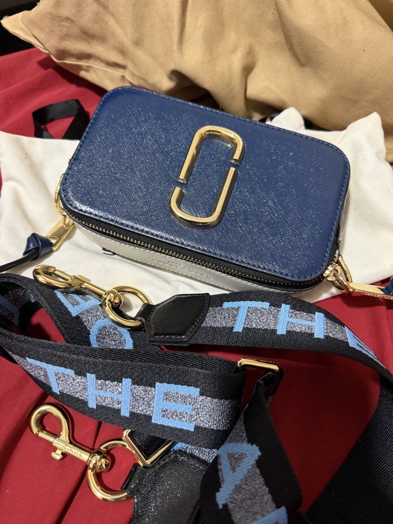 Marc Jacobs Snapshot shoulder bag (Category: Cross-body Bags) located in Manila. Submitted by itslettucepo (Listing ID 1466716222, Image 2). Description: Rarely used and still in good condition. Comes with the original dust bag. Has minor scratches on the hardware due to normal use, but they’re barely noticeable because of the gold metallic finish. Original price 21,000 pook Reason for selling: Manly gay man na po ngayon, hahaha. 😂.