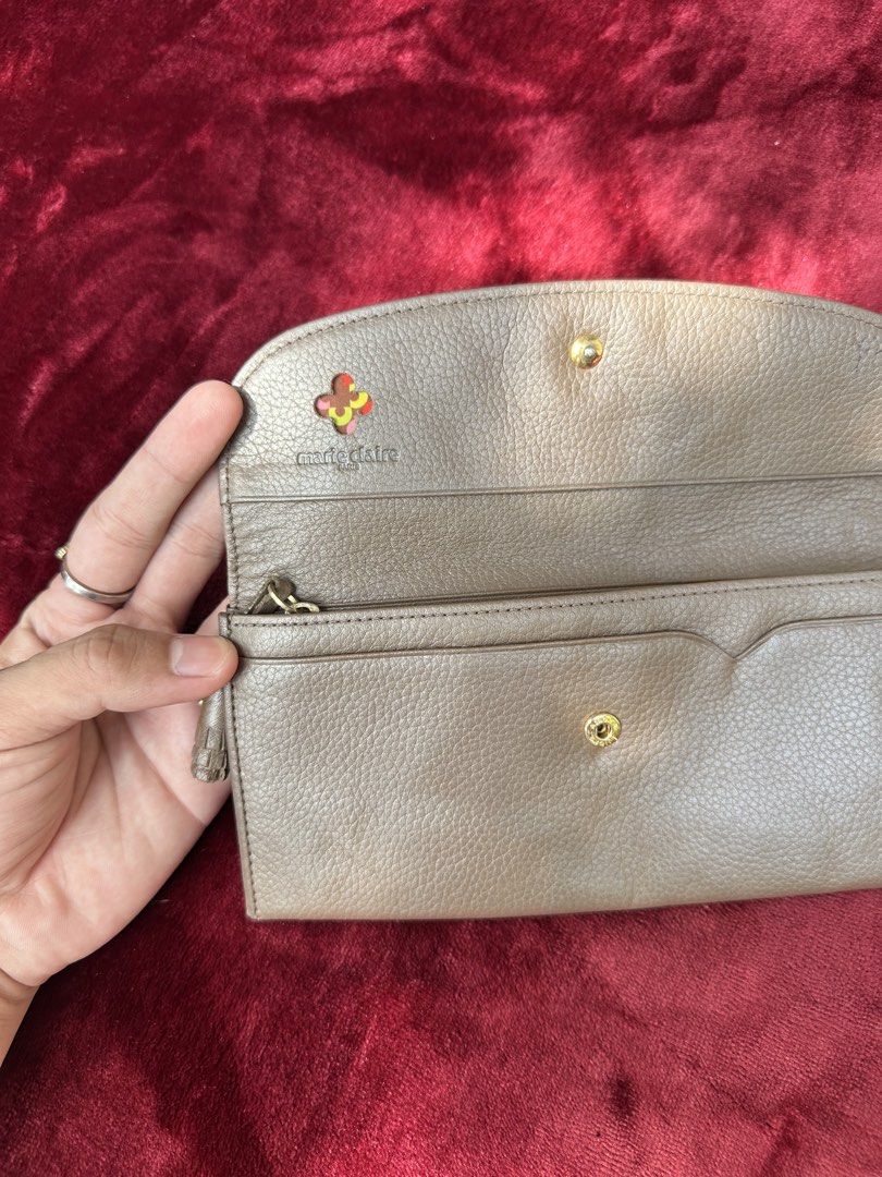 Marie Claire Peebled Leather Brown Longwallet. (Category: Wallets & Card holders) located in Cagayan de Oro. Submitted by kjcartier26 (Listing ID 1466614406, Image 3). Description: Flawless, Has many compartments. ✨.