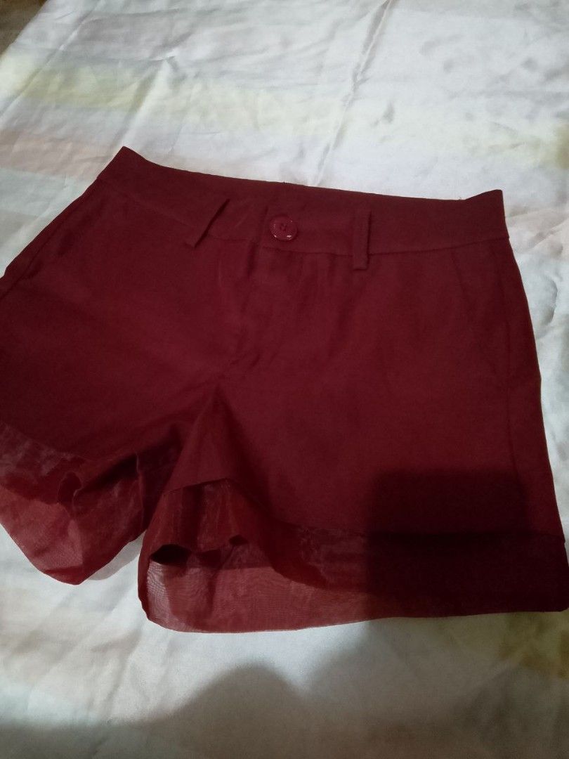 Maroon Short (Category: Shorts) located in Caloocan City. Submitted by thriftjz (Listing ID 1466681520, Image 1). Description: midwaist: 27-28 2 side pockets loc: South Caloocan.
