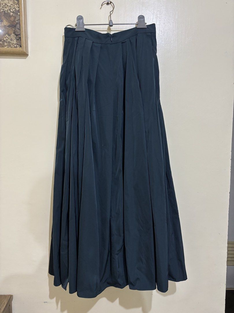 MaxMara pleated maxi skirt dark grey size 2 (Category: Skirts) located in Balayan. Submitted by authenticfindsbymrb (Listing ID 1466706068, Image 2). Description: - Brand: 'S MaxMara Luxury designer - Color: Dark Grey - Size: US 2 / F 34 - Material: 100% polyester with a smooth finish - Style: High-waisted with structured pleats - Features: Practical side pockets and back zipper closure - Length: Approximately 38 inches.