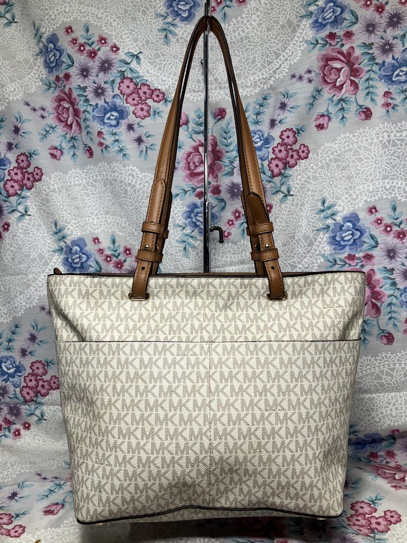 MICHAEL KORS BEDFORD MEDIUM ZIP POCKET SHOULDER BAG (Category: Shoulder Bags) located in General Mariano Alvarez. Submitted by adonid (Listing ID 1466652567, Image 3). Description: MICHAEL KORS BEDFORD MEDIUM ZIP POCKET SHOULDER BAG GOOD CONDITION NORMAL SIGN OF USAGE ONLY.