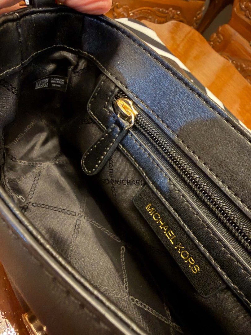 Michael Kors Black Shoulder Bag With Gold Hardware (Category: Luxury Bags & Wallets) located in Santiago. Submitted by yrellagnoihsaf (Listing ID 1466716809, Image 3). Description: Michael Kors Parker Medium Leather Shoulder Bag (Style #30F2G7PC2L) in black, featuring gold-tone “Empire” logo hardware on the front flap and a decorative chain accent. ✅ AUTHENTIC ✅ ALMOST NEW MINIMAL FADING ON HARDWARES SIGNS OF USAGE ONLY ✅GENUINE LEATHER ✅ L 10” H
