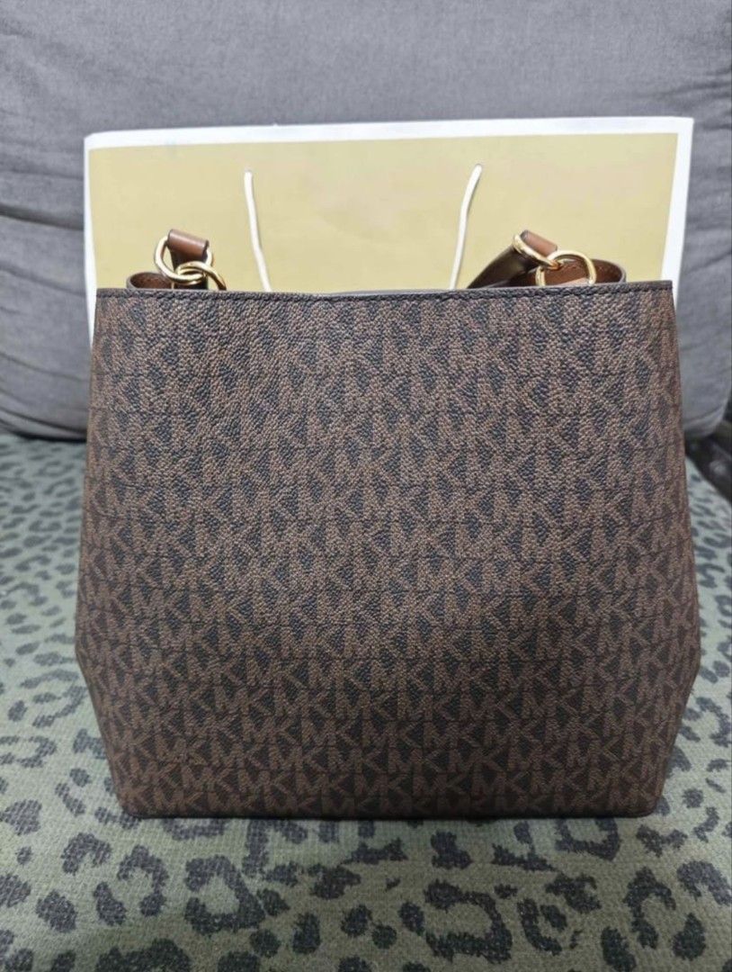 Michael Kors Brown MK Monogram Bucket Bag (Category: Luxury Bags & Wallets) located in Quezon City. Submitted by joshuaeeee02 (Listing ID 1466569714, Image 3). Description: Michael Kors Original Bag Like New Condition 1-2 times lang nagamit pang office 👜 100% Original Michael Kors 🇨🇦 Galing Canada ✅ No issue ✅ No damage ✅ No scratches / gasgas ✅ Maingat gamitin at well-maintained ✅ Malinis loob at labas ✅ Ready to use Kasama ang original paper