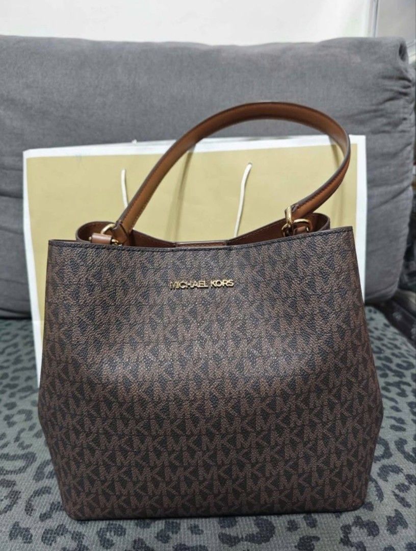 Michael Kors Brown MK Monogram Bucket Bag (Category: Luxury Bags & Wallets) located in Quezon City. Submitted by joshuaeeee02 (Listing ID 1466569714, Image 1). Description: Michael Kors Original Bag Like New Condition 1-2 times lang nagamit pang office 👜 100% Original Michael Kors 🇨🇦 Galing Canada ✅ No issue ✅ No damage ✅ No scratches / gasgas ✅ Maingat gamitin at well-maintained ✅ Malinis loob at labas ✅ Ready to use Kasama ang original paper