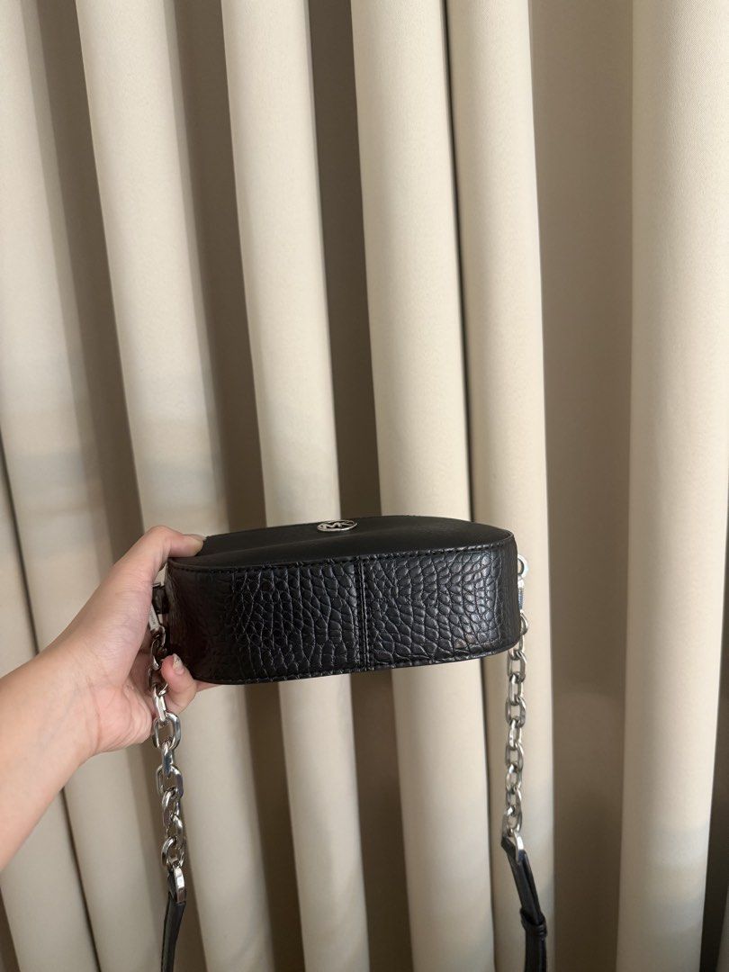 Michael Kors Jet Set Glam Bag MK (Category: Cross-body Bags) located in Pasay City. Submitted by declutterw_me (Listing ID 1466579882, Image 3). Description: No issues Guaranteed Original .
