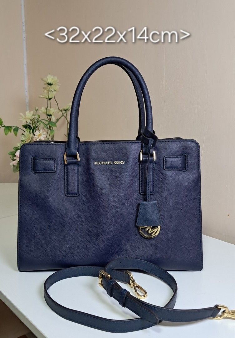 Michael Kors Office Bag (Category: Luxury Bags & Wallets) located in Zamboanga. Submitted by corneliasbags (Listing ID 1466610140, Image 1). Description: -actual color is navy blue -color rate 9/10 -malinis inner lining and body -intact rubber lining -no rubs, no cracks, almost like new pa po eto -gold hardware in excellent condition.