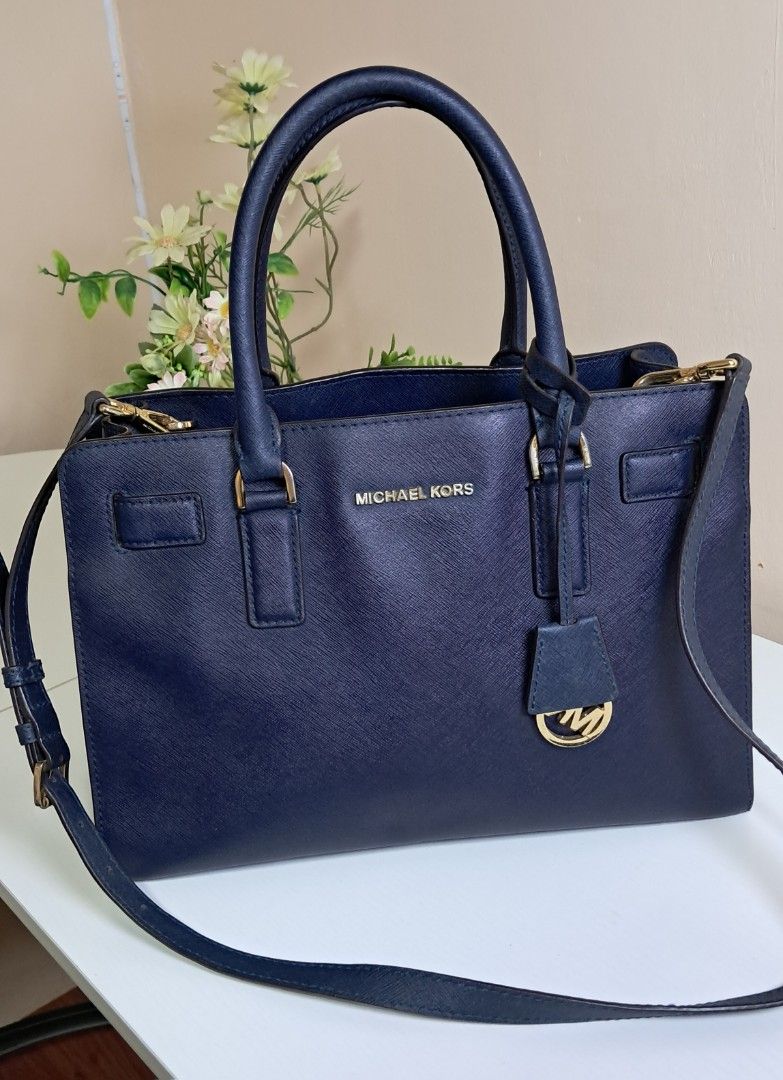 Michael Kors Office Bag (Category: Luxury Bags & Wallets) located in Zamboanga. Submitted by corneliasbags (Listing ID 1466610140, Image 2). Description: -actual color is navy blue -color rate 9/10 -malinis inner lining and body -intact rubber lining -no rubs, no cracks, almost like new pa po eto -gold hardware in excellent condition.