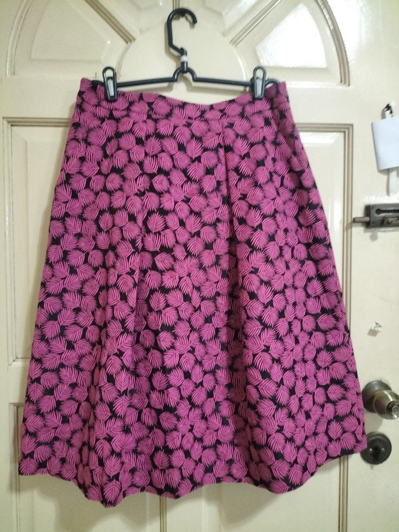 Michael Kors Pink Leaf Print Midi Skirt (Category: Skirts) located in Manila. Submitted by patriciab12636 (Listing ID 1466690307, Image 3). Description: size 30 only - Brand: Michael Kors - Condition: Brand new with tags, never worn - Size: Small - Color/Pattern: Bright pink and black leaf pattern - Style: Mid-rise, pleated A-line midi skirt (hits around knee length) - Closure: Back zip.
