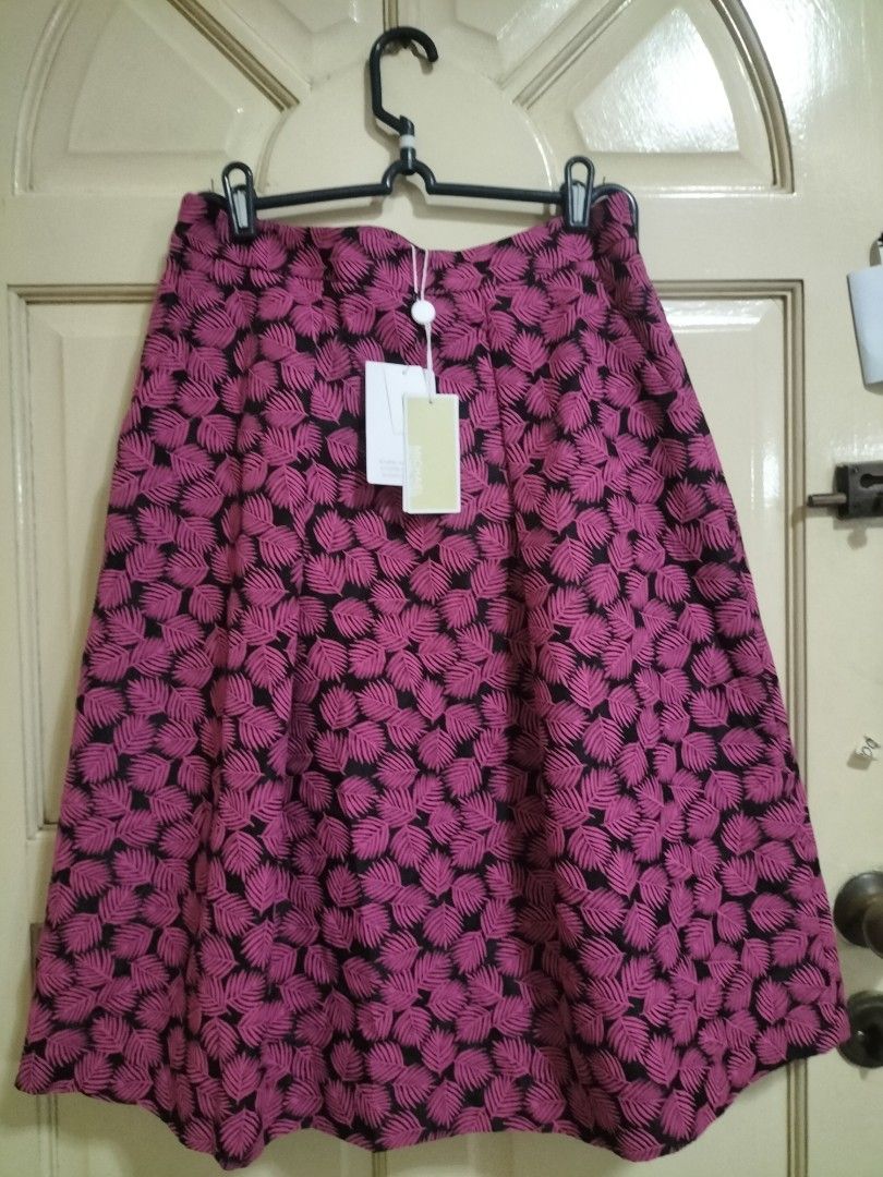Michael Kors Pink Leaf Print Midi Skirt (Category: Skirts) located in Manila. Submitted by patriciab12636 (Listing ID 1466690307, Image 2). Description: size 30 only - Brand: Michael Kors - Condition: Brand new with tags, never worn - Size: Small - Color/Pattern: Bright pink and black leaf pattern - Style: Mid-rise, pleated A-line midi skirt (hits around knee length) - Closure: Back zip.