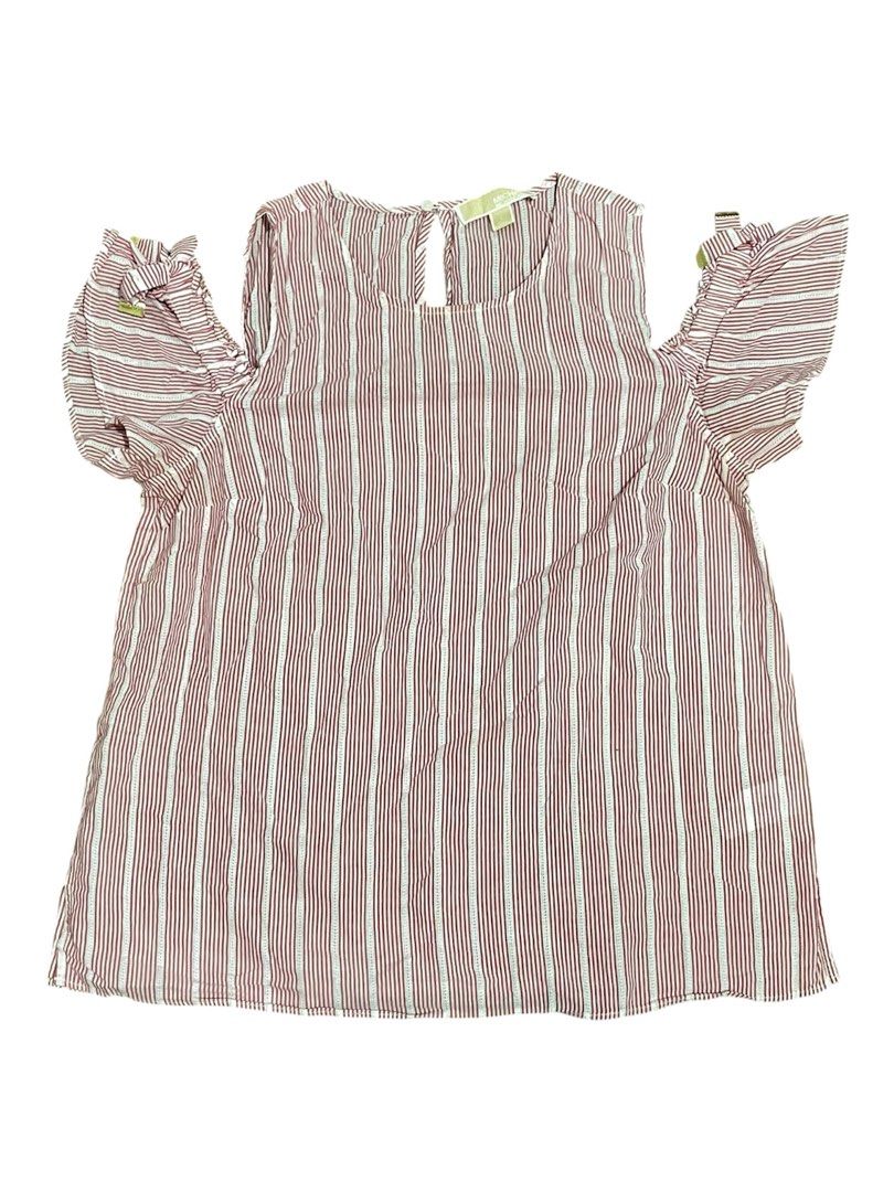 Michael Kors top (Category: Blouses) located in Davao. Submitted by mj_designervintagecurator (Listing ID 1466644524, Image 1). Description: 📌In good condition 📌shoulder free- bust 42 - armpit 18- length 26 inches .