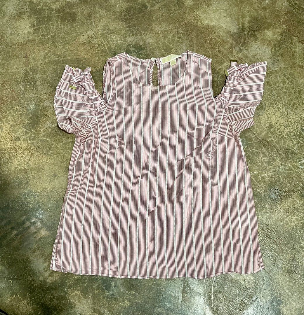 Michael Kors top (Category: Blouses) located in Davao. Submitted by mj_designervintagecurator (Listing ID 1466644524, Image 2). Description: 📌In good condition 📌shoulder free- bust 42 - armpit 18- length 26 inches .