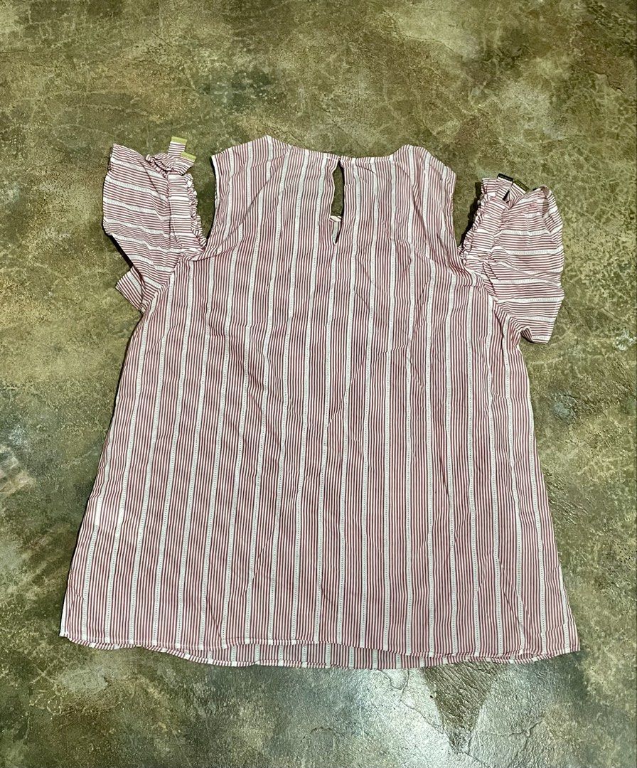 Michael Kors top (Category: Blouses) located in Davao. Submitted by mj_designervintagecurator (Listing ID 1466644524, Image 3). Description: 📌In good condition 📌shoulder free- bust 42 - armpit 18- length 26 inches .