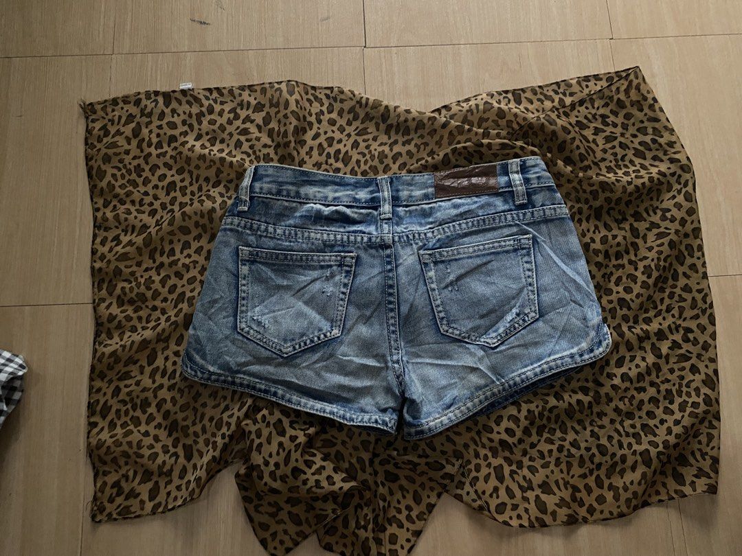 micro denim dolphin short (Category: Shorts) located in Manila. Submitted by lavernsloop (Listing ID 1466605128, Image 2). Description: size 27|low hard denim | lenght 9.5.