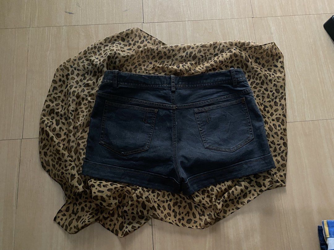 micro soft denim black skort (Category: Shorts) located in Manila. Submitted by lavernsloop (Listing ID 1466589425, Image 2). Description: size 29 |mid soft denim | lenght 10.5 📩DM FOR MORE DEETS .
