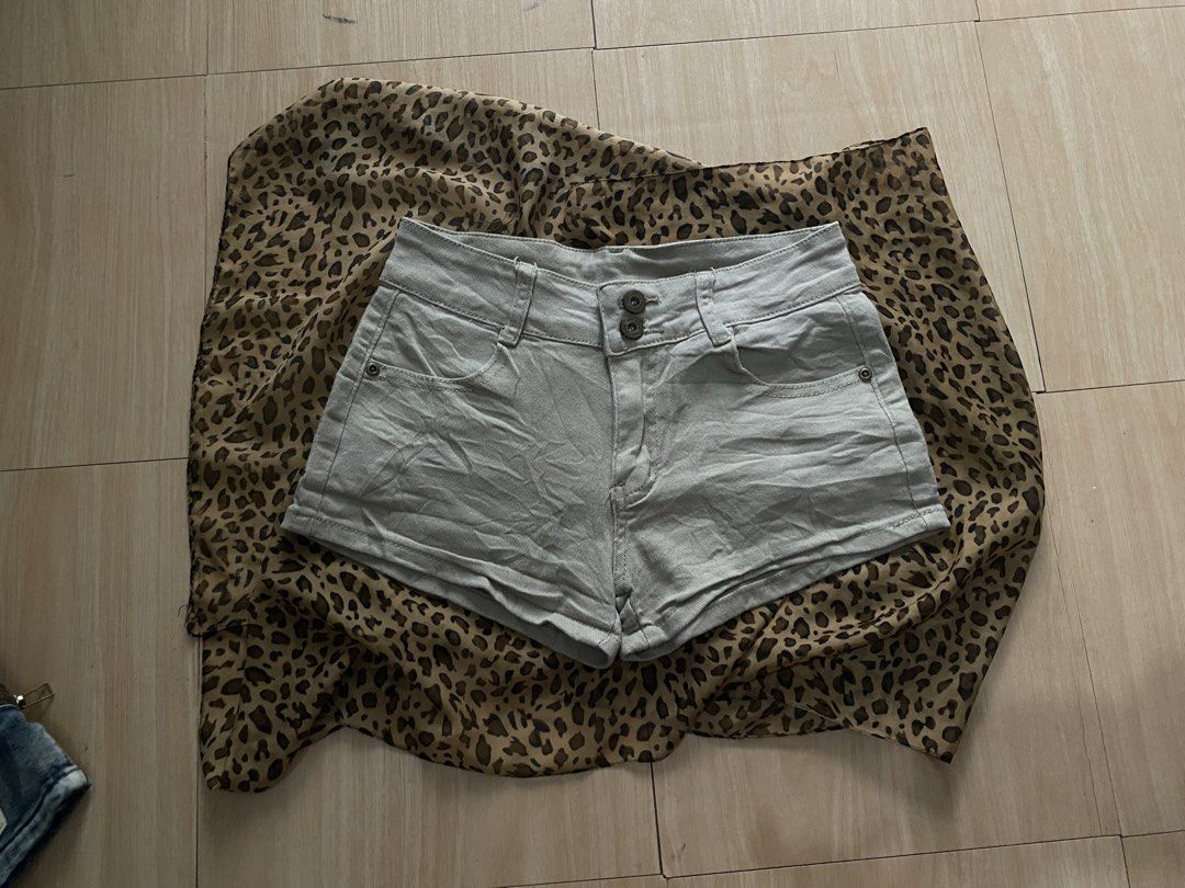 micro stretch light brown short (Category: Shorts) located in Manila. Submitted by lavernsloop (Listing ID 1466606141, Image 1). Description: size 28-29 | mid stretchable | lenght 10.4 📩DM FOR MORE DEETS.