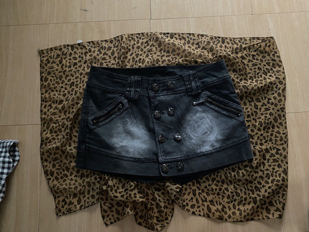 micro vintage button down denim skort (Category: Shorts) located in Manila. Submitted by lavernsloop (Listing ID 1466589099, Image 1). Description: size 29-30 | low hard denim | lenght 11.5 📩DM FOR MORE DEETS! .