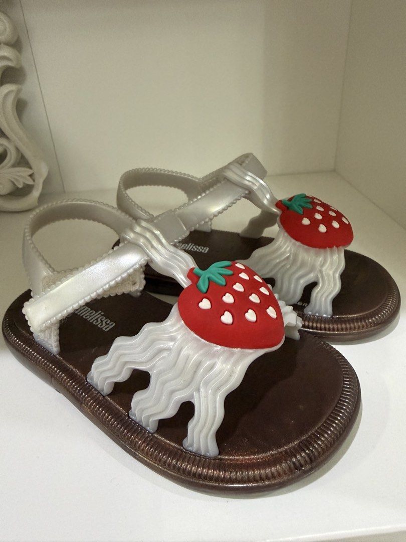 Mini Melissa (Category: Babies & Kids Fashion) located in Manila. Submitted by mommyknowsbest (Listing ID 1466613358, Image 2). Description: 100% Authentic Size: EUR 22/23, US 7 Condition: 10/10 Still with scent RFS: Outgrown Price: P 450 + SF MOP: BDO, BPI or GCash.