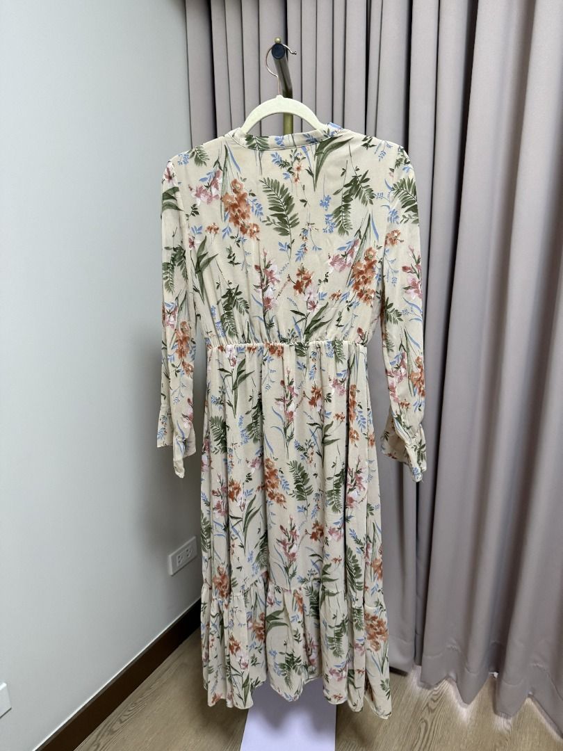 MISS SUMEY UK | Fits M-L (Category: Dresses) located in Marikina City. Submitted by tashdeclutters. (Listing ID 1466630949, Image 2). Description: ✨ MISS SUMEY UK | Fits M-L - P590 ✨ Condition 3: Good/Lightly Used 🛍️ Purchased in: Philippines ✨ @tashdeclutters ✨ Created to share the things that no longer spark joy with Tash — and hopefully, let them spark joy for someone else. 🤍 📌 SHOP POLICIES • Prices posted are FINAL. • NO LOWBALLERS. If yo