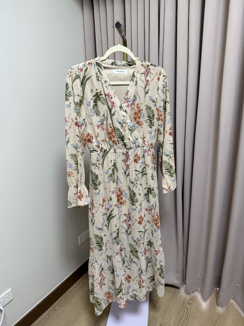 MISS SUMEY UK | Fits M-L (Category: Dresses) located in Marikina City. Submitted by tashdeclutters. (Listing ID 1466630949, Image 1). Description: ✨ MISS SUMEY UK | Fits M-L - P590 ✨ Condition 3: Good/Lightly Used 🛍️ Purchased in: Philippines ✨ @tashdeclutters ✨ Created to share the things that no longer spark joy with Tash — and hopefully, let them spark joy for someone else. 🤍 📌 SHOP POLICIES • Prices posted are FINAL. • NO LOWBALLERS. If yo