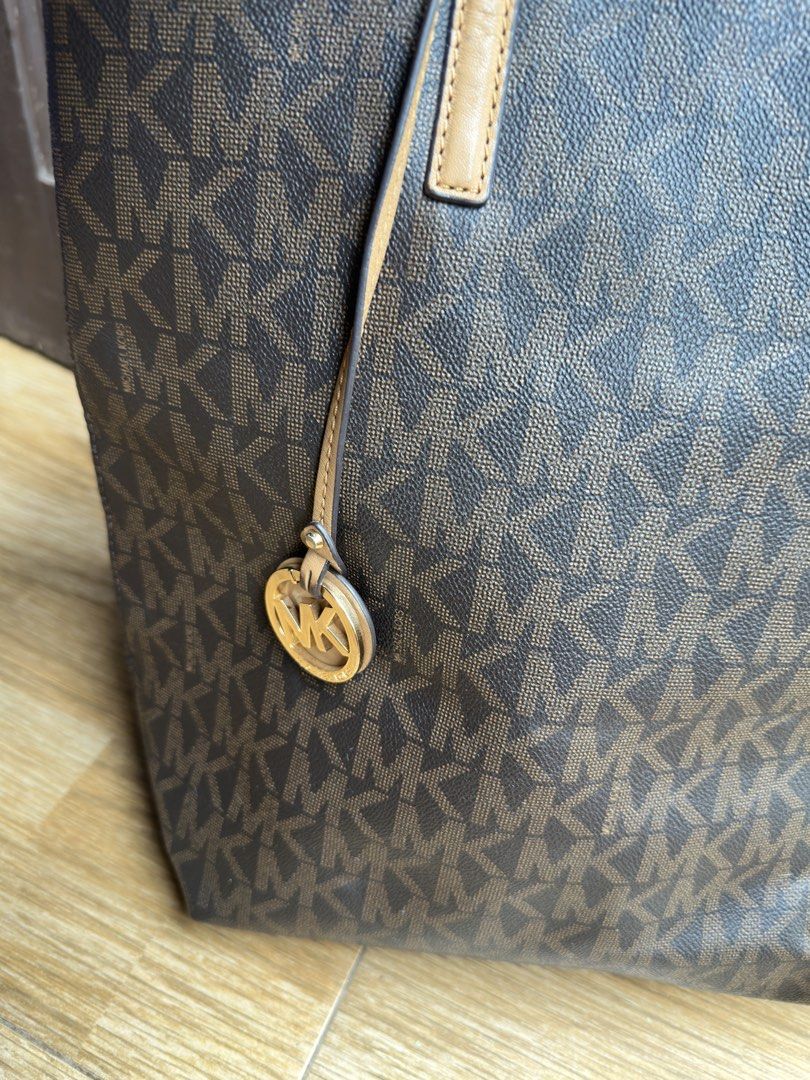 Mk 2 way (Category: Shoulder Bags) located in Liloan. Submitted by shapingkho2.0 (Listing ID 1466565479, Image 2). Description: Med-semi large size kasya malakinv libro.