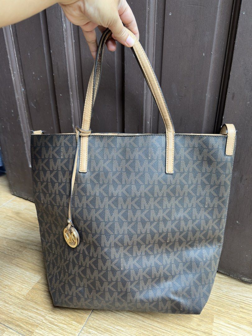 Mk 2 way (Category: Shoulder Bags) located in Liloan. Submitted by shapingkho2.0 (Listing ID 1466565479, Image 1). Description: Med-semi large size kasya malakinv libro.