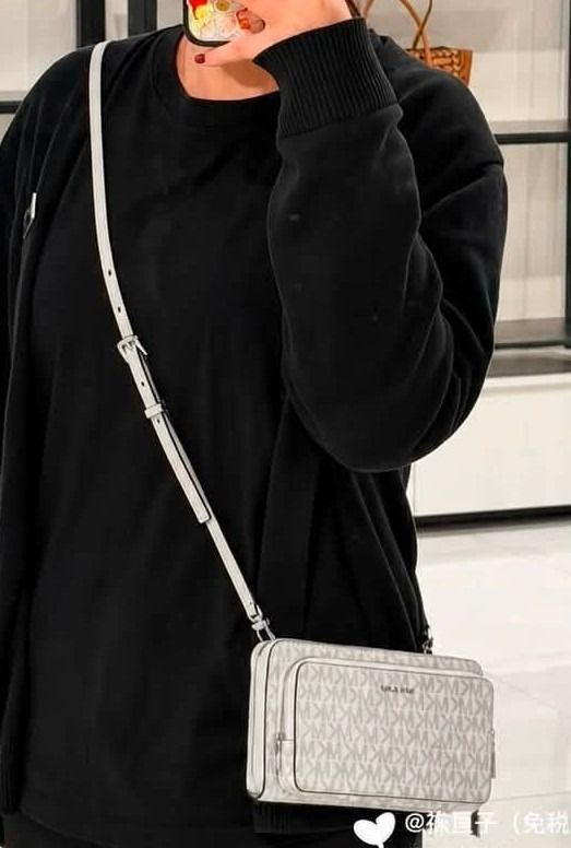 MK Jetset Continental Large Crossbody Bag (Category: Purses & Pouches) located in Manila. Submitted by msddirectfactoryoutlet (Listing ID 1466596301, Image 2). Description: Size 8”W X 4.5”H X 1.75”D .