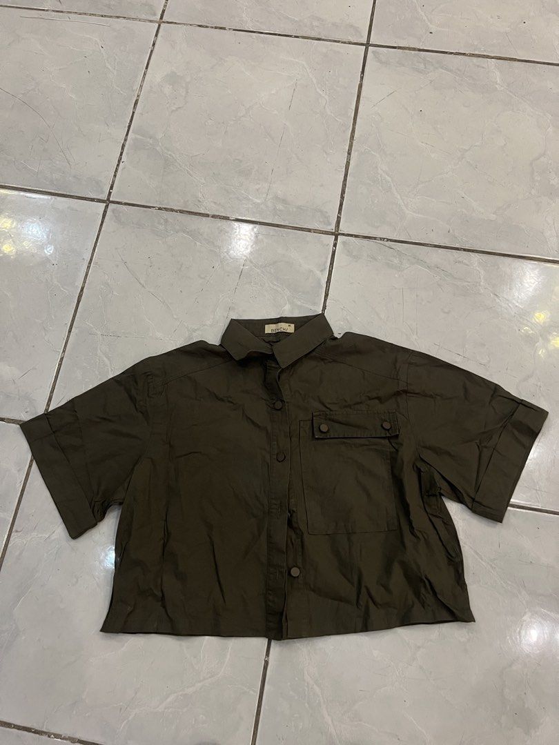 M-L Bench Boxy Cropped Dark Green (Category: Blouses) located in San Pedro. Submitted by preloved_clothessale (Listing ID 1466702359, Image 1). Description: .