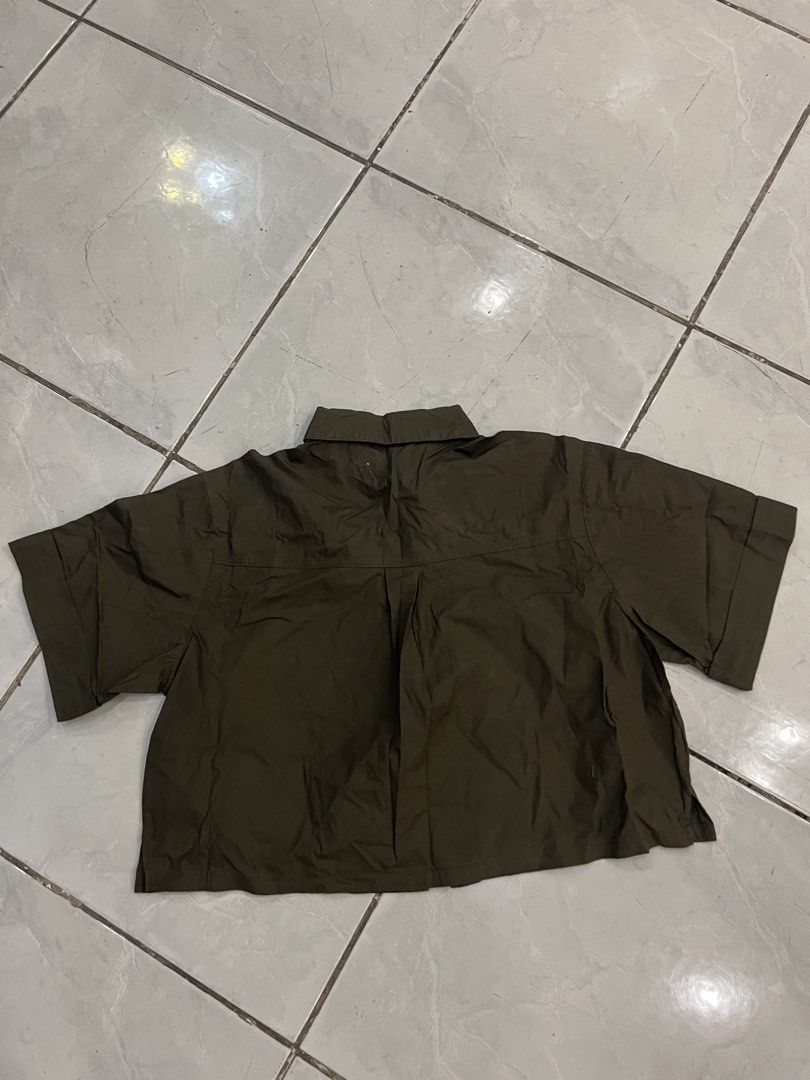 M-L Bench Boxy Cropped Dark Green (Category: Blouses) located in San Pedro. Submitted by preloved_clothessale (Listing ID 1466702359, Image 3). Description: .