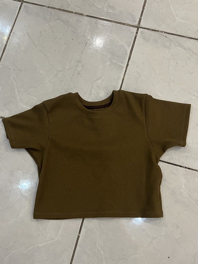 M-L Straightforward crop top (Category: Shirts) located in San Pedro. Submitted by preloved_clothessale (Listing ID 1466700077, Image 1). Description: Thick knitted fabric material.