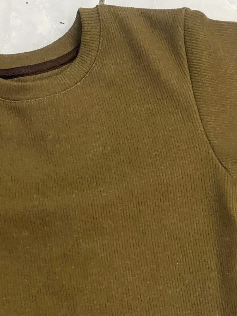 M-L Straightforward crop top (Category: Shirts) located in San Pedro. Submitted by preloved_clothessale (Listing ID 1466700077, Image 2). Description: Thick knitted fabric material.