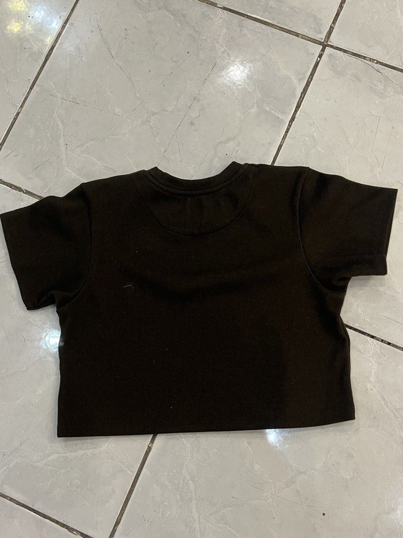 M-L Straightforward, dark green boxy crop top (Category: Shirts) located in San Pedro. Submitted by preloved_clothessale (Listing ID 1466699700, Image 3). Description: Xl on tag but best fit L only Thick knitted fabric material.
