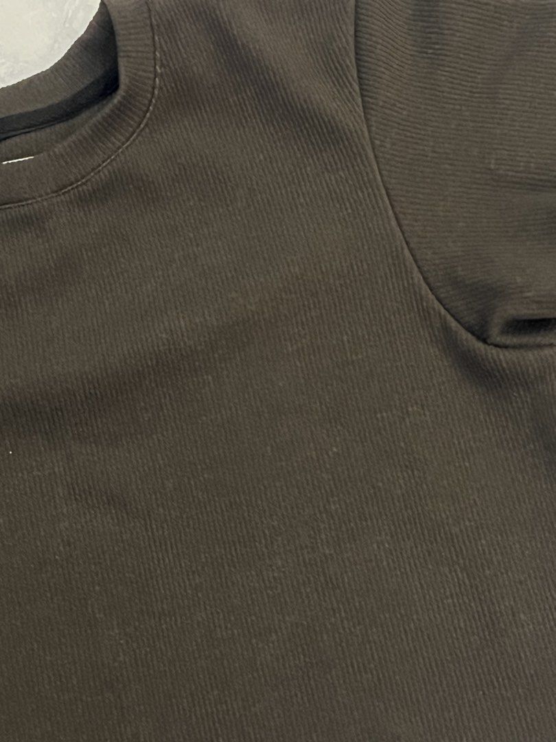 M-L Straightforward, dark green boxy crop top (Category: Shirts) located in San Pedro. Submitted by preloved_clothessale (Listing ID 1466699700, Image 2). Description: Xl on tag but best fit L only Thick knitted fabric material.