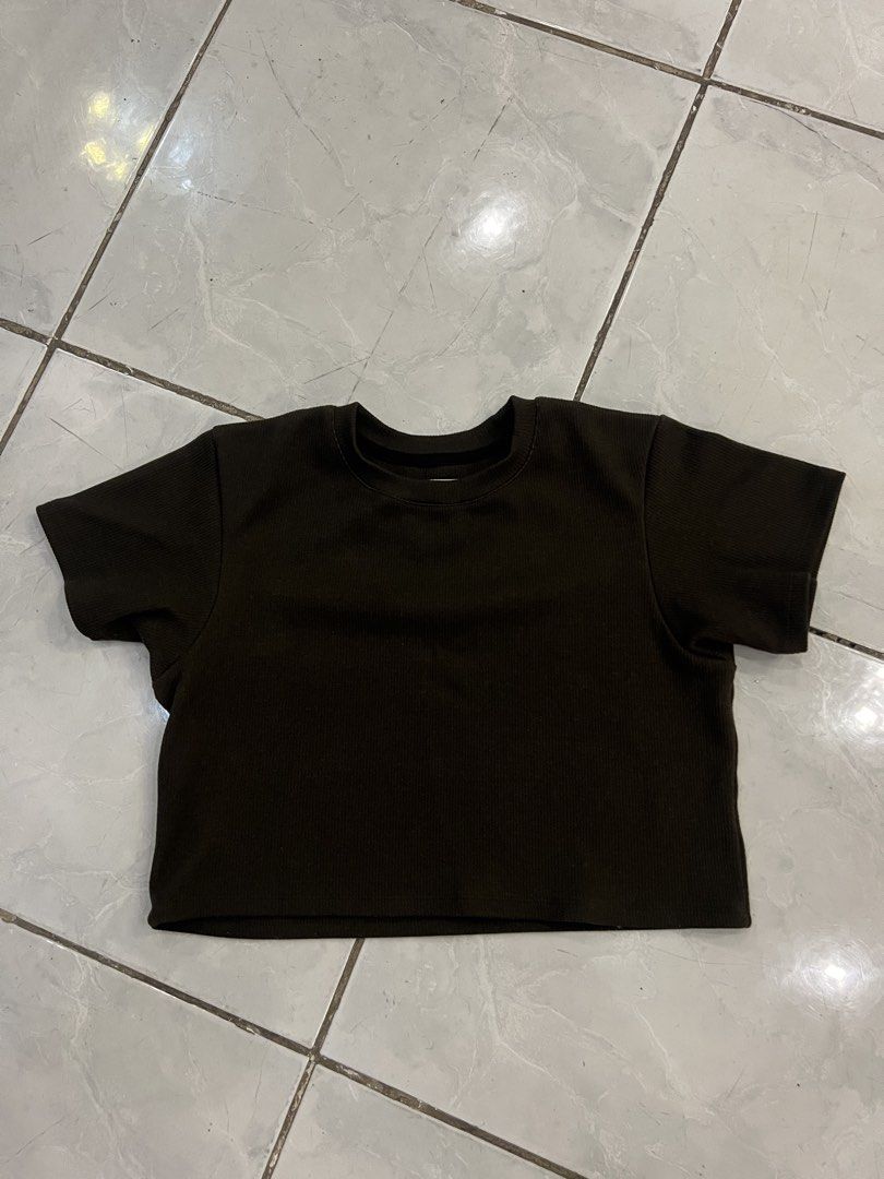 M-L Straightforward, dark green boxy crop top (Category: Shirts) located in San Pedro. Submitted by preloved_clothessale (Listing ID 1466699700, Image 1). Description: Xl on tag but best fit L only Thick knitted fabric material.