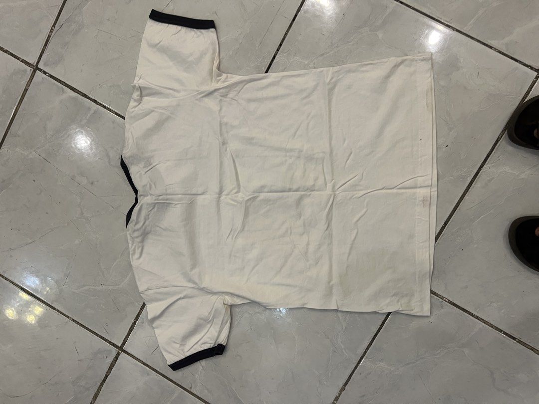 M-L White Artwork shirt (Category: Shirts) located in San Pedro. Submitted by preloved_clothessale (Listing ID 1466698817, Image 2). Description: 2xl on tag but best fit for medium to large only.