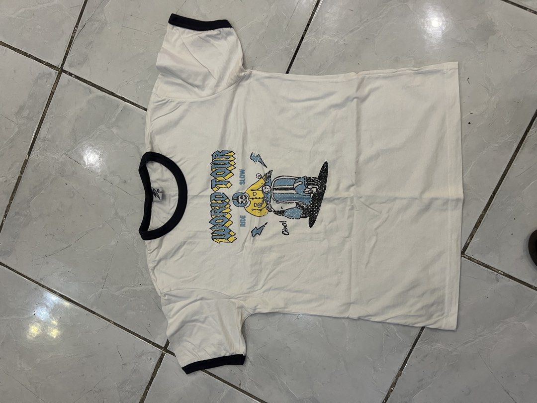 M-L White Artwork shirt (Category: Shirts) located in San Pedro. Submitted by preloved_clothessale (Listing ID 1466698817, Image 1). Description: 2xl on tag but best fit for medium to large only.