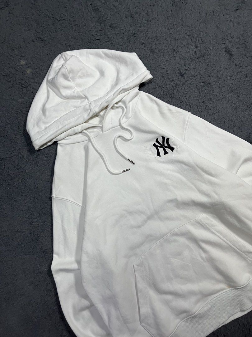 MLB (Category: Hoodies) located in Aurora. Submitted by dl.thrift06 (Listing ID 1466770047, Image 3). Description: Ganda nito🔥 Excellent condition 9.9/10 color rate Issue: ❌ Size on tag: M Waist: 24.5 Length: 26.5 👕Need Wash 📦Buyers will shoulder shipping fee. 📸Product color may slightly vary due to lighting during photoshoot or to your monitor settings. ⚠️Joy/flaker will be posted! ⚠️No deleting comments… more.